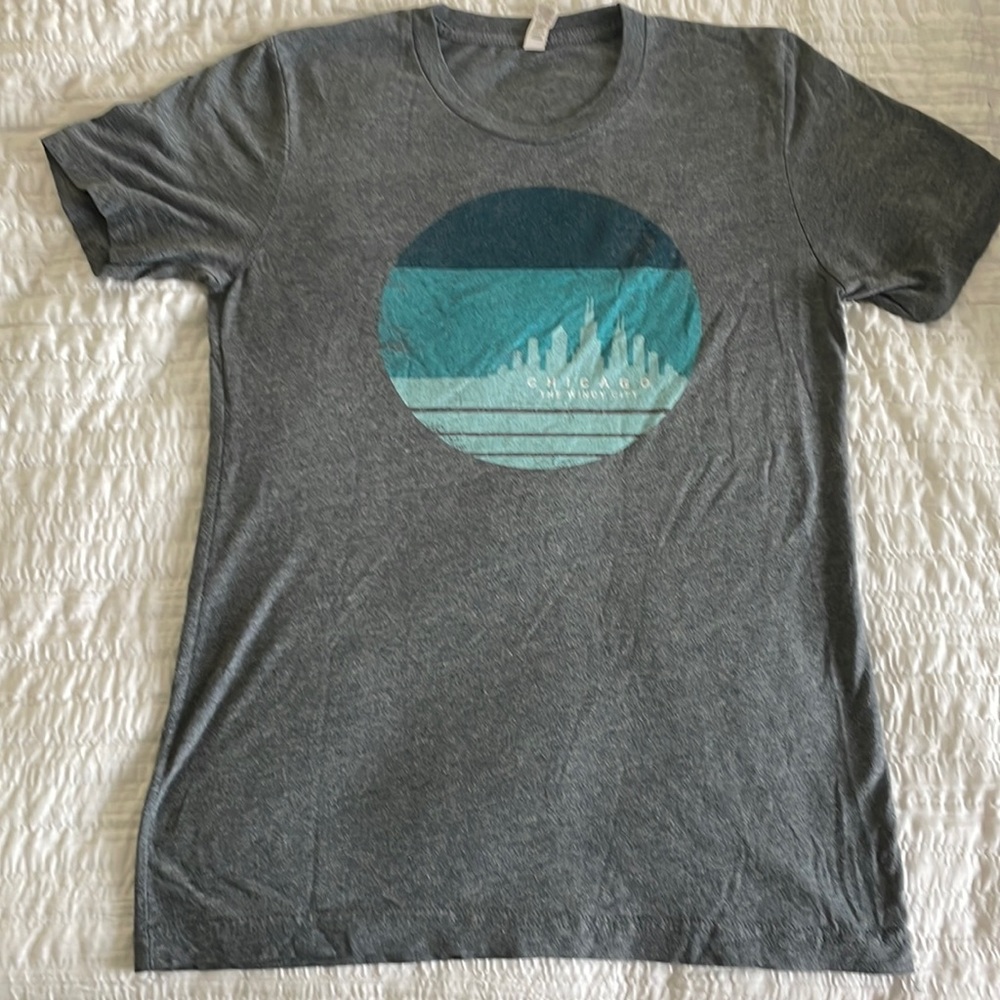 Size small “Chicago the Windy City” tee